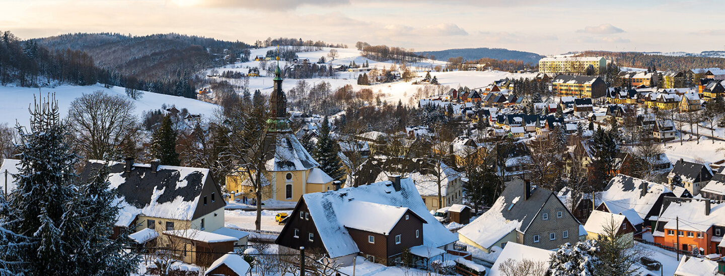 Winterliches und mit Schnee bedecktes Seiffen mit Blick vom Skihang über Seiffen und dem Geschenkehaus Schmerler im Ortszentrum