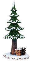Winterkind Winterbaum mit Holzstapel, 17cm